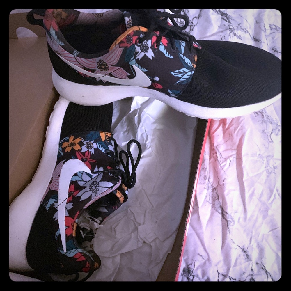 Gently used floral women’s rosche run nike sneaker